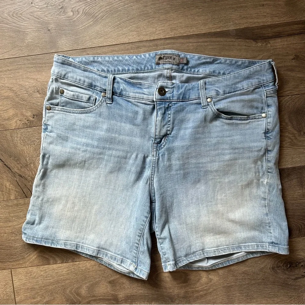 Sold x list Torrid Blue Jean Shorts Light Wash Mid-Length Size 16 - Picture 1 of 5